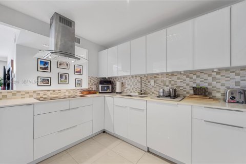 Condo in Sunny Isles Beach, Florida, 2 bedrooms  № 2055861 - photo 15