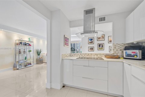 Condo in Sunny Isles Beach, Florida, 2 bedrooms  № 2055861 - photo 20