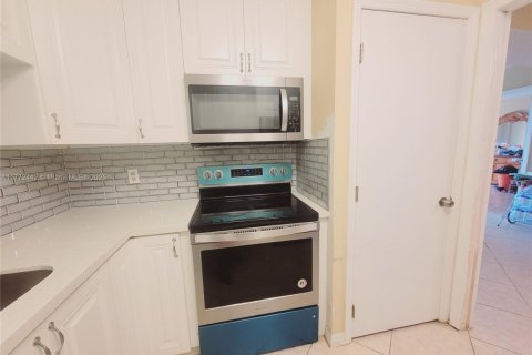 Copropriété à vendre à Lauderhill, Floride: 2 chambres, 90.3 m2 № 1977183 - photo 2