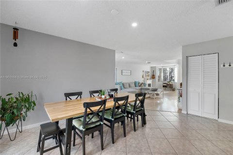 House in Coral Springs, Florida 3 bedrooms, 145.48 sq.m. № 1955036 - photo 5