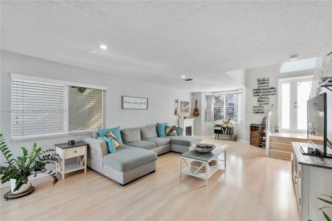 House in Coral Springs, Florida 3 bedrooms, 145.48 sq.m. № 1955036 - photo 13