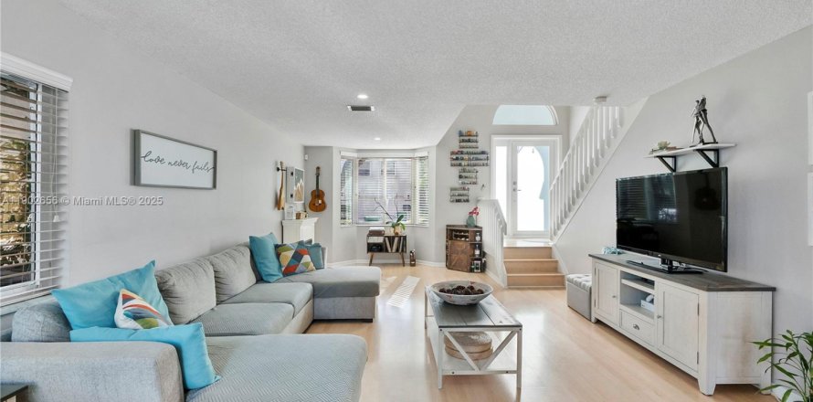 House in Coral Springs, Florida 3 bedrooms, 145.48 sq.m. № 1955036