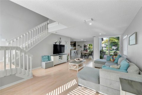 House in Coral Springs, Florida 3 bedrooms, 145.48 sq.m. № 1955036 - photo 2