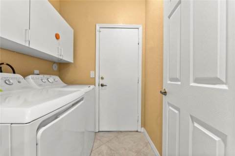 House in Coconut Creek, Florida 4 bedrooms, 203.83 sq.m. № 1477278 - photo 24