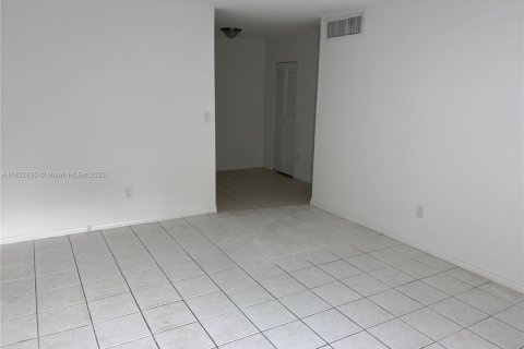 Condo in Miami, Florida, 1 bedroom  № 1941146 - photo 7