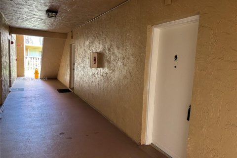 Condo in Miami, Florida, 1 bedroom  № 1941146 - photo 12