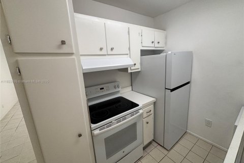Condo in Miami, Florida, 1 bedroom  № 1941146 - photo 3