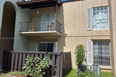 Condo in Miami, Florida, 1 bedroom  № 1941146 - photo 1