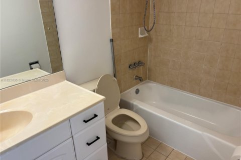 Condo in Miami, Florida, 1 bedroom  № 1941146 - photo 11