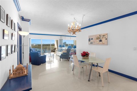 Condo in Sunny Isles Beach, Florida, 1 bedroom  № 1710405 - photo 13