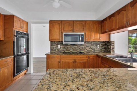 Casa en venta en Spring Hill, Florida, 4 dormitorios, 198.9 m2 № 1916841 - foto 14