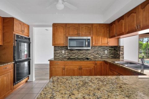 Casa en venta en Spring Hill, Florida, 4 dormitorios, 198.9 m2 № 1916841 - foto 13