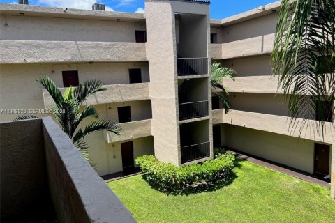 Condo in Miami, Florida, 2 bedrooms  № 2001726 - photo 3