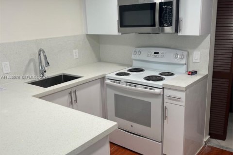 Condo in Miami, Florida, 2 bedrooms  № 2001726 - photo 2