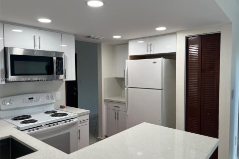 Condo in Miami, Florida, 2 bedrooms  № 2001726