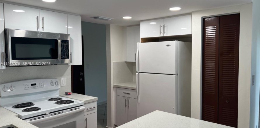 Condo in Miami, Florida, 2 bedrooms  № 2001726