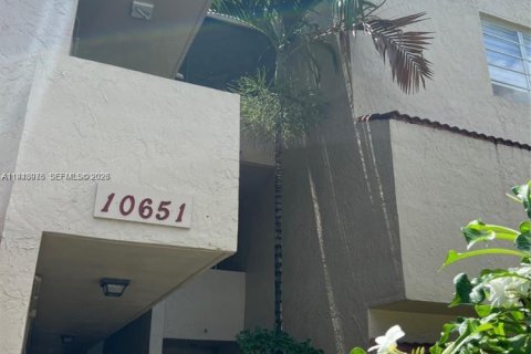 Condo in Miami, Florida, 2 bedrooms  № 2001726 - photo 13