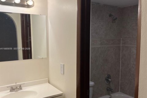 Condo in Miami, Florida, 2 bedrooms  № 2001726 - photo 5