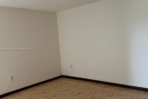 Condo in Miami, Florida, 2 bedrooms  № 2001726 - photo 11
