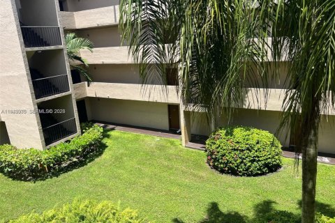 Condo in Miami, Florida, 2 bedrooms  № 2001726 - photo 12