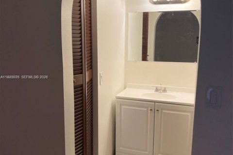 Condo in Miami, Florida, 2 bedrooms  № 2001726 - photo 4