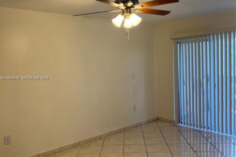 Condo in Miami, Florida, 2 bedrooms  № 2001726 - photo 9