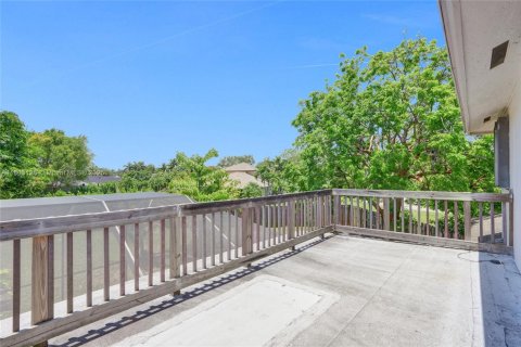 House in Miami, Florida 5 bedrooms, 325.34 sq.m. № 1744067 - photo 29