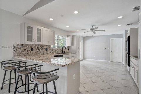 House in Miami, Florida 5 bedrooms, 325.34 sq.m. № 1744067 - photo 17
