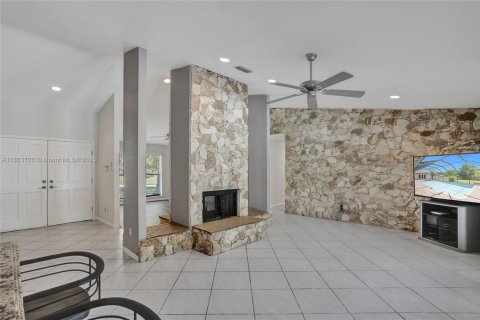 House in Miami, Florida 5 bedrooms, 325.34 sq.m. № 1744067 - photo 13