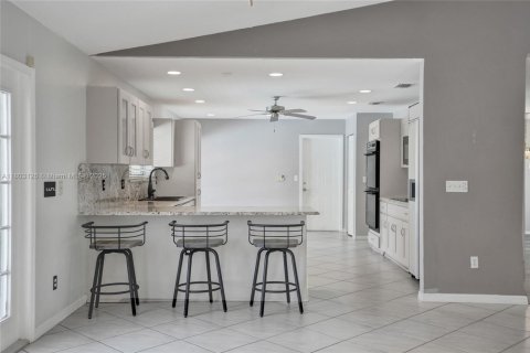 House in Miami, Florida 5 bedrooms, 325.34 sq.m. № 1744067 - photo 21