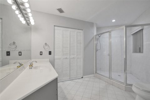 House in Miami, Florida 5 bedrooms, 325.34 sq.m. № 1744067 - photo 25