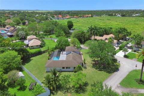 House in Miami, Florida 5 bedrooms, 325.34 sq.m. № 1744067 - photo 1