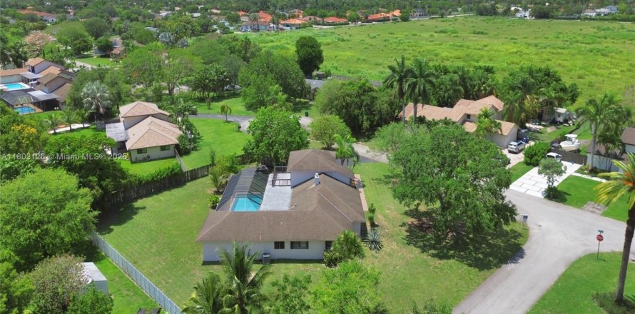 House in Miami, Florida 5 bedrooms, 325.34 sq.m. № 1744067
