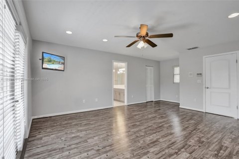 House in Miami, Florida 5 bedrooms, 325.34 sq.m. № 1744067 - photo 27