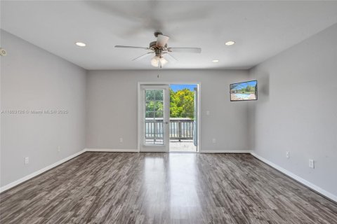 House in Miami, Florida 5 bedrooms, 325.34 sq.m. № 1744067 - photo 28