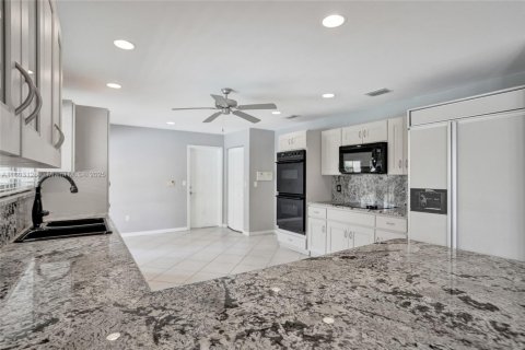 House in Miami, Florida 5 bedrooms, 325.34 sq.m. № 1744067 - photo 18
