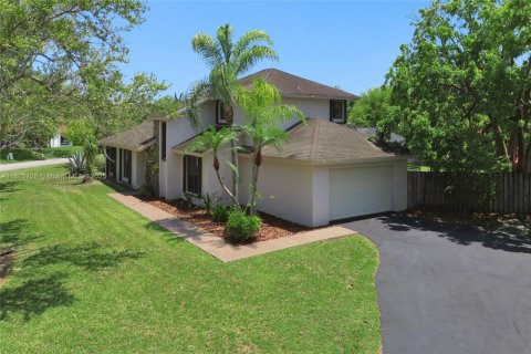 House in Miami, Florida 5 bedrooms, 325.34 sq.m. № 1744067 - photo 4