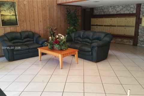 Condominio en alquiler en Weston, Florida, 2 dormitorios, 102.19 m2 № 1992231 - foto 2