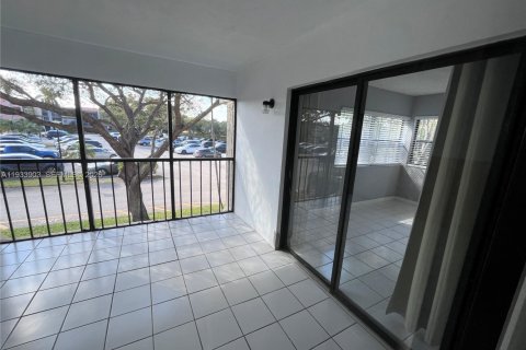 Condo in Weston, Florida, 2 bedrooms  № 1992231 - photo 14