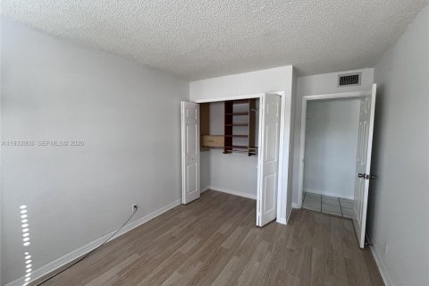 Condo in Weston, Florida, 2 bedrooms  № 1992231 - photo 18