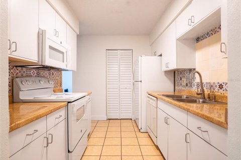 Condo in Daytona Beach, Florida, 1 bedroom  № 2206103 - photo 12