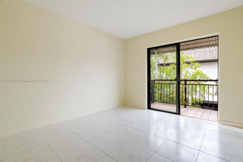 Condo in Hialeah, Florida, 2 bedrooms  № 1962092 - photo 13