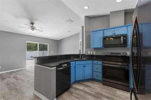 House in Brandon, Florida 3 bedrooms, 115.2 sq.m. № 2287048 - photo 7