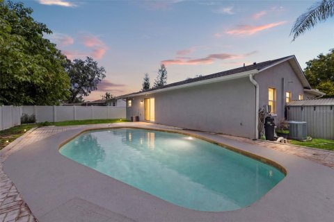 House in Brandon, Florida 3 bedrooms, 115.2 sq.m. № 2287048
