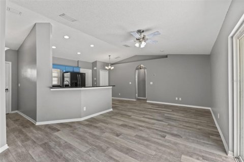 House in Brandon, Florida 3 bedrooms, 115.2 sq.m. № 2287048 - photo 5