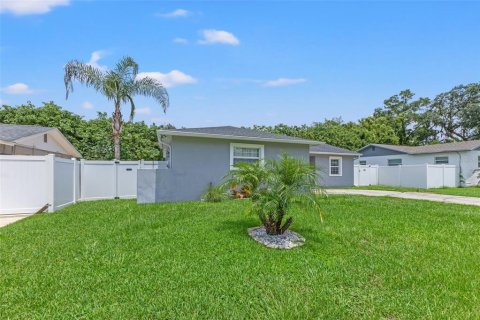 House in Brandon, Florida 3 bedrooms, 115.2 sq.m. № 2287048 - photo 3