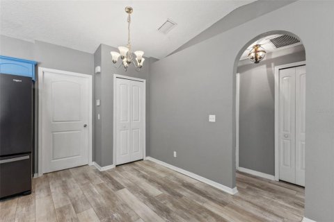 House in Brandon, Florida 3 bedrooms, 115.2 sq.m. № 2287048 - photo 10
