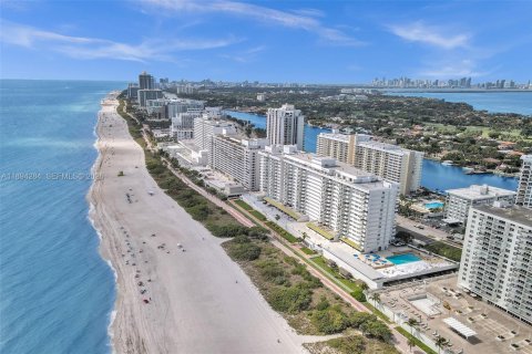 Condominio en venta en Miami Beach, Florida, 1 dormitorio, 86.4 m2 № 2090883 - foto 10