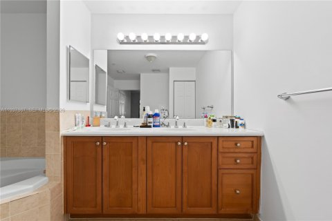 Condo in Miami, Florida, 2 bedrooms № 2152603 - photo 19