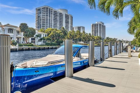 House in Hallandale Beach, Florida 5 bedrooms, 413.97 sq.m. № 1830479 - photo 15